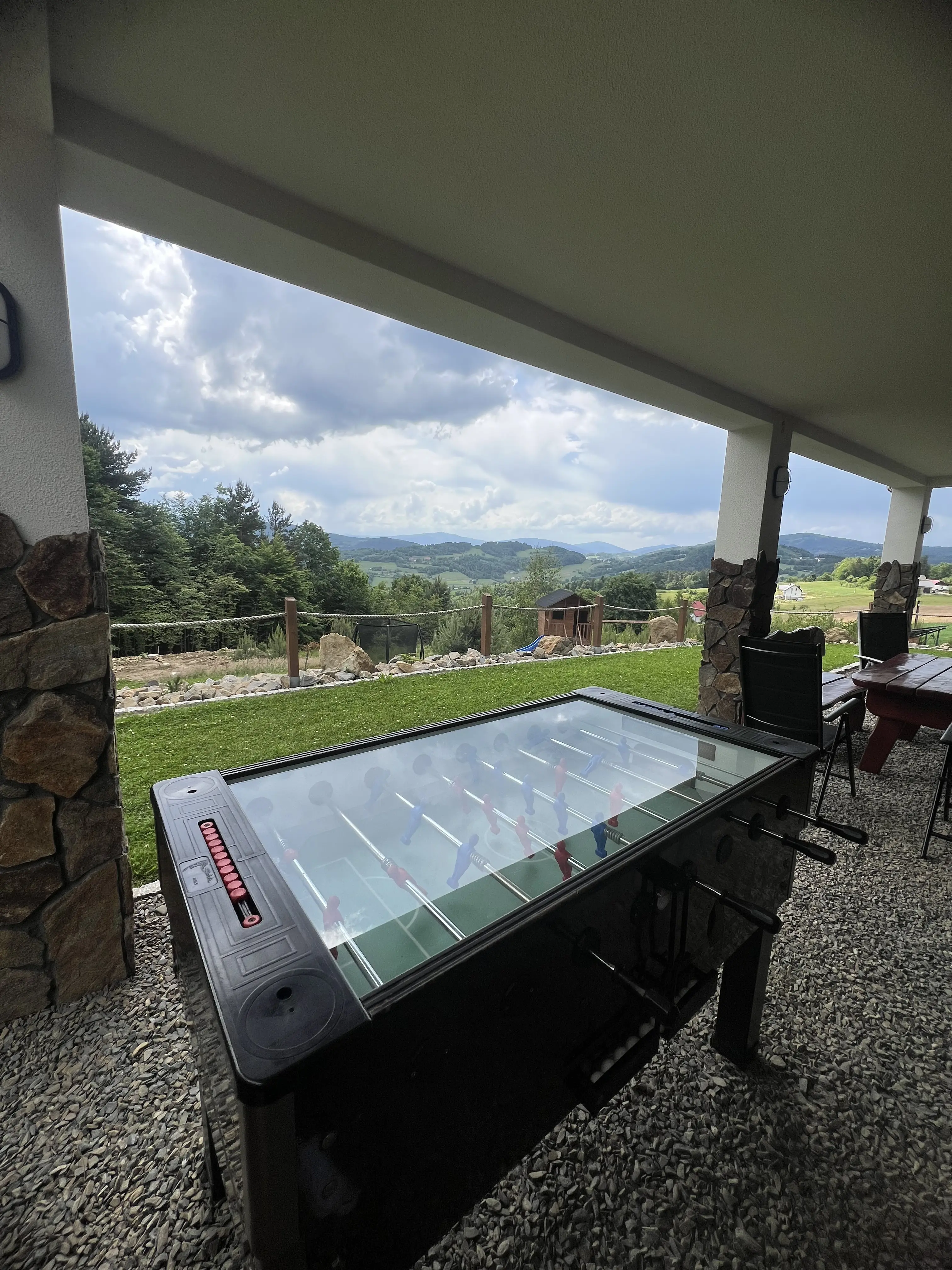 Widok z patio z piłkarzykami i Beskidem Wyspowym w tle